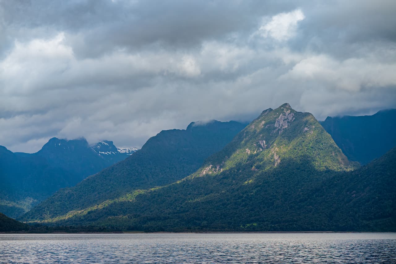Lago y bosque en la Patagonia chilena